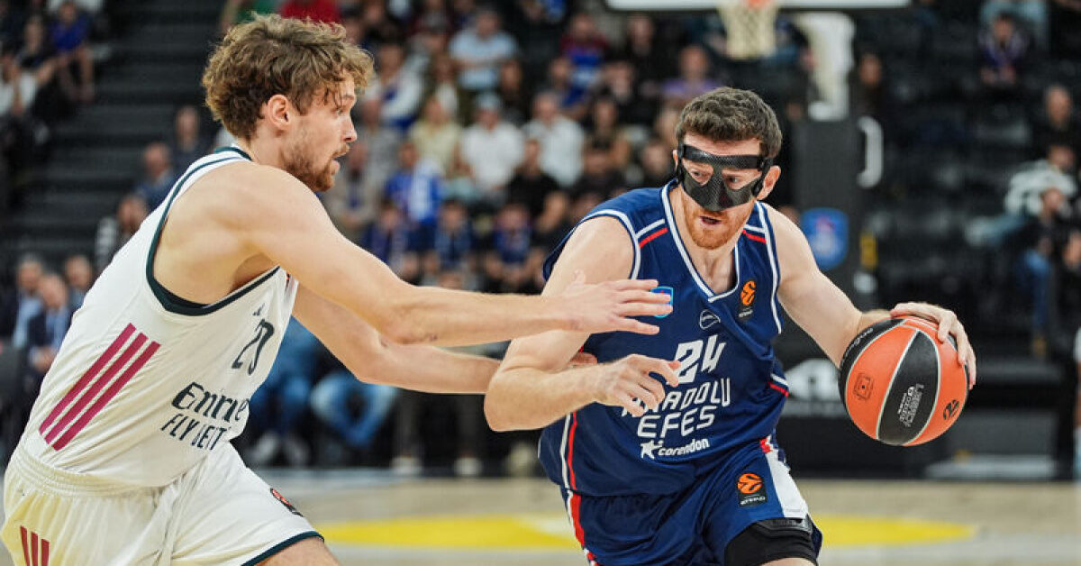Anadolu Efes, Real Madrid'i 94-84 yendi: EuroLeague'de ilk galibiyet geldi