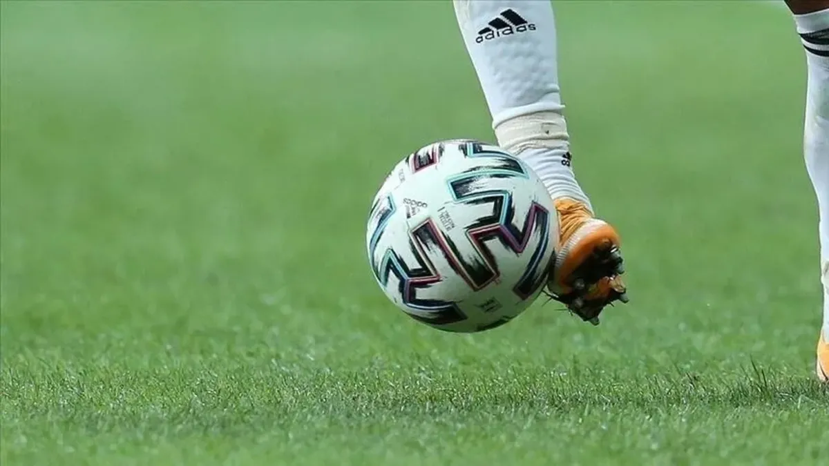 Süper Lig 6. hafta programı: Trabzonspor–Galatasaray cumartesi 20.00, Fenerbahçe–Eyüpspor ve Amed–Beşiktaş pazar; sonra milli ara