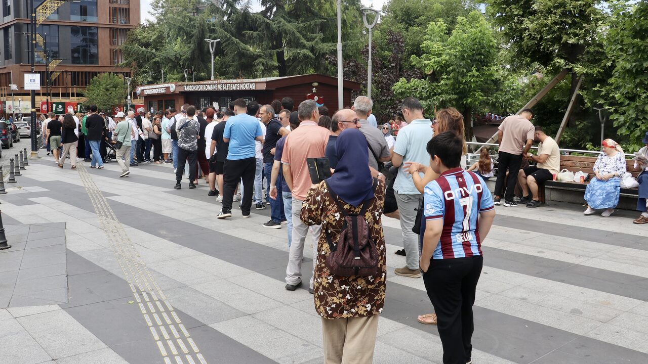 Trabzonspor-Galatasaray derbisinin biletleri satışa çıktı: gurbetçi taraftarlar gişede sıraya girdi
